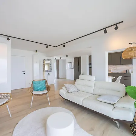 Daire Lecomte - The Seaview Penthouse Cloud 9 *