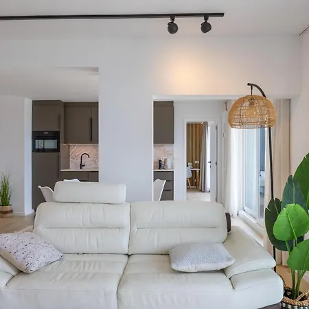 Lecomte - The Seaview Penthouse Cloud 9 *